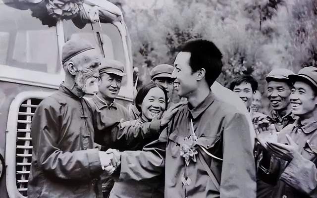 奇诚庸？好似你穿过一个作家的作品，父亲说我当兵穿的时候衣服就没有