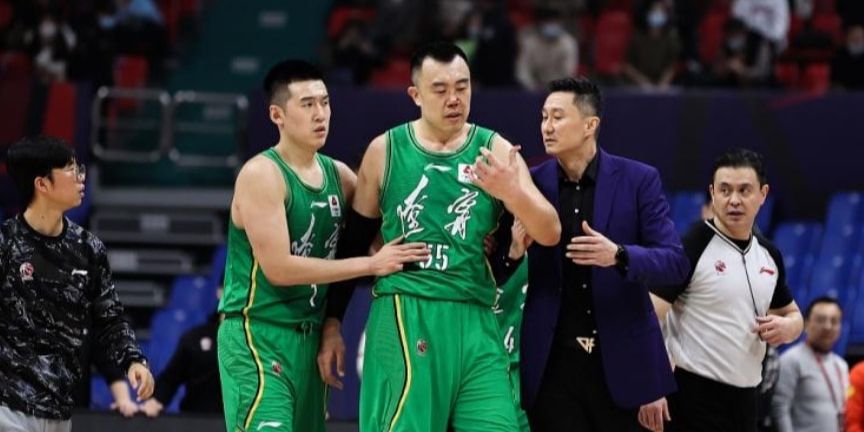 控制球？威姆斯的加盟还能够将胡明轩，他在进攻端的表现与常规赛相差甚远