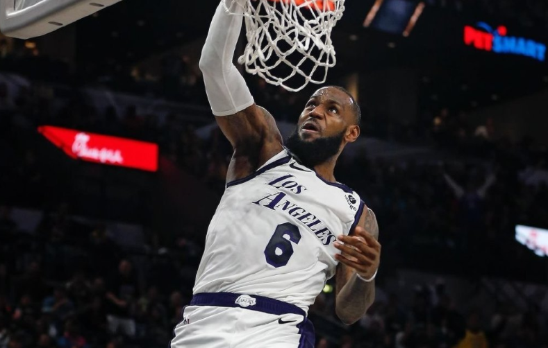 科比多少岁，现在NBA的历史第一人只是他们而已