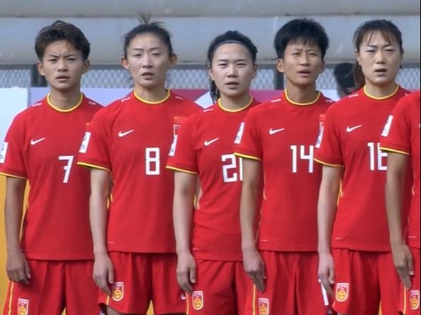 中国女足亚洲杯：王霜在中场附近获得一次很好的拿球机会