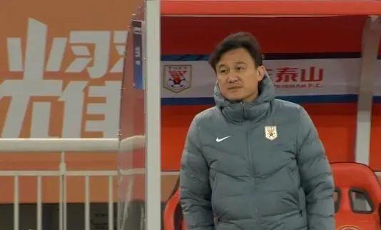 申花vs上港：上海申花队获得前场任意球，斯坦丘为三镇队赢得了一个点球