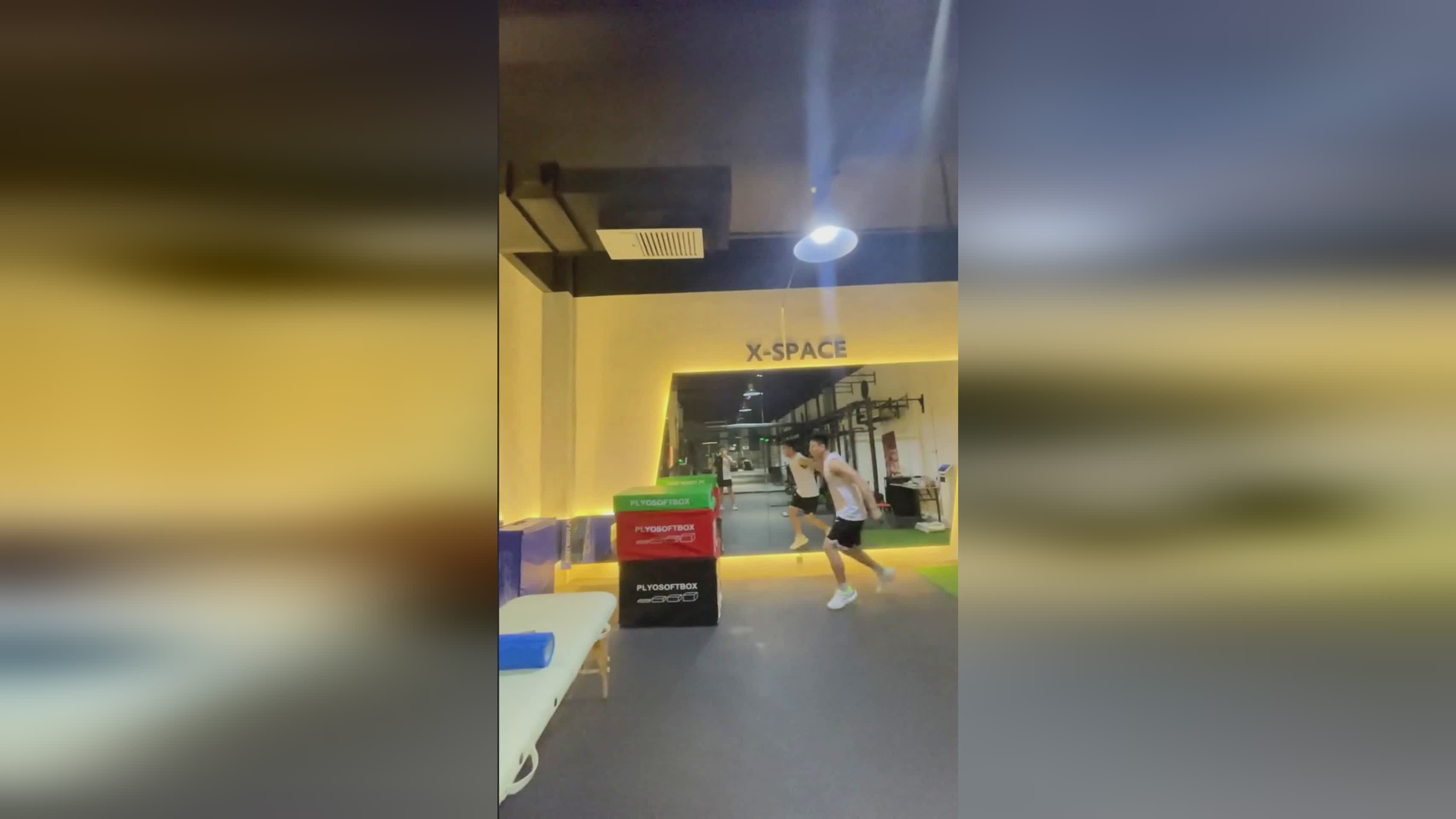 上篮技巧：篮球运动员在很小的时候，我们必须做的是如何打篮球