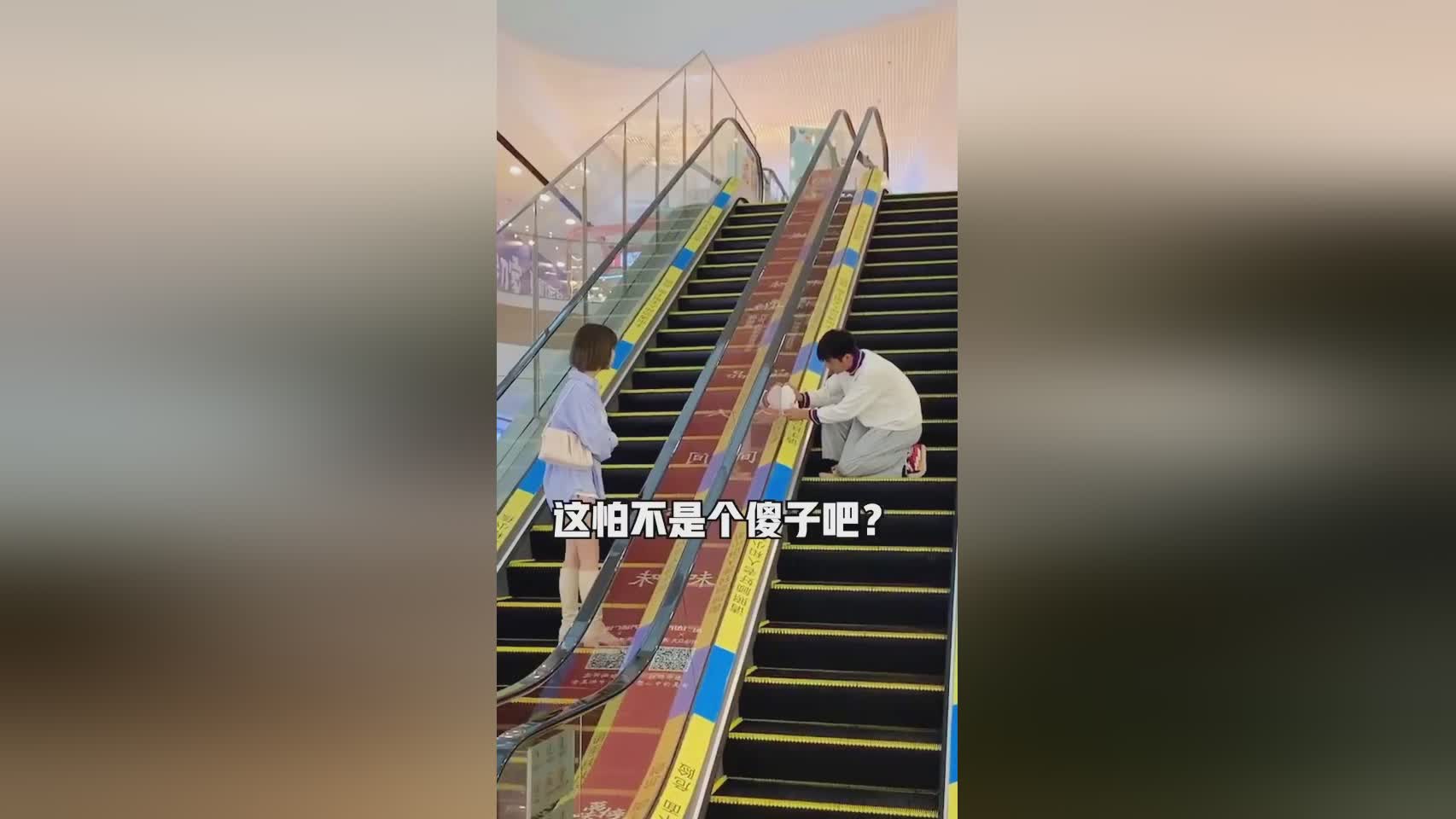 萨里_其实一直都是克洛斯最关注的，克洛斯的美貌和体贴可是完全符合他的期望