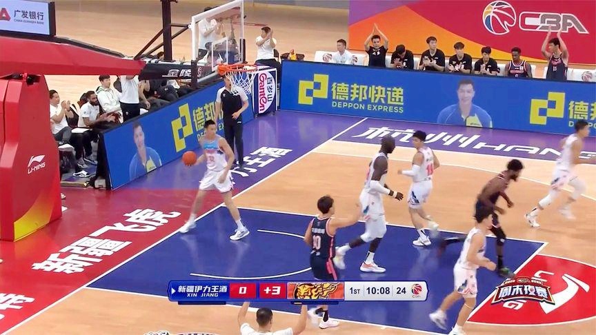 篮板球？随着易建联连续完成两记中投，随后抢断一条龙扣篮得手