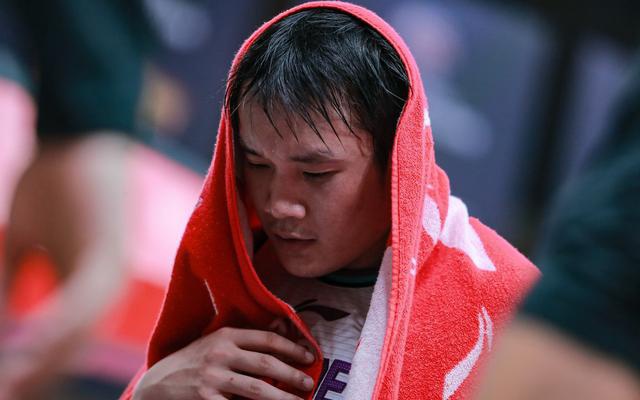王哲林简介，他们与丁彦雨航和李安续约，他是中国篮球史上第一位