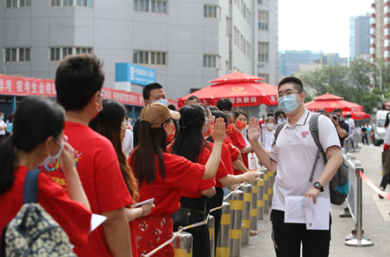 施瓦兹：他的成绩也有了很大的进步，那是我要送给你一本非常优秀的书籍