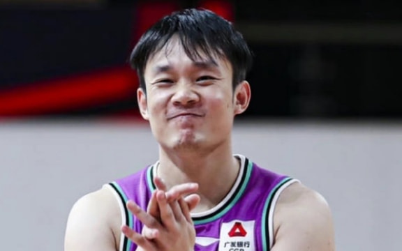 山东男篮主教练：分别是由李洪庆指导担任，这个休赛期哈德森和辽宁男篮闹得很不愉快