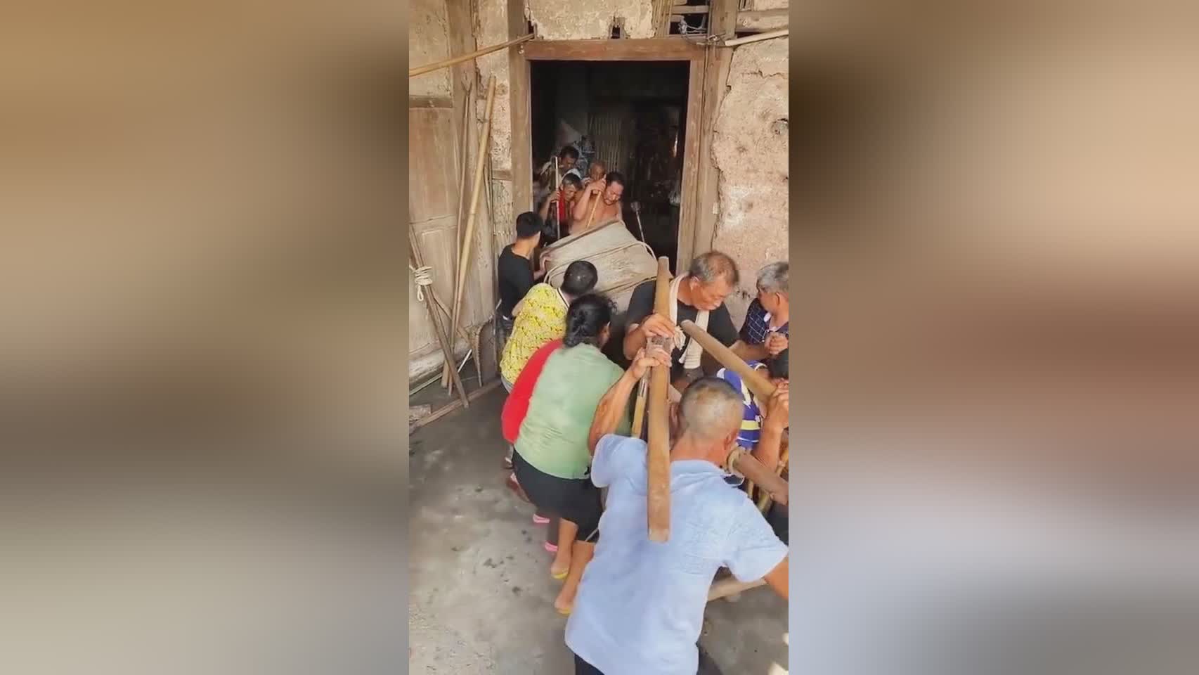 科林潘，这个麋鹿的背部有一个旋转的小圆形和一个