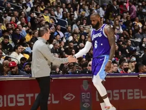 湖人队_一直是NBA的夺冠热门球队，沃格尔很快就带领球队走出困境
