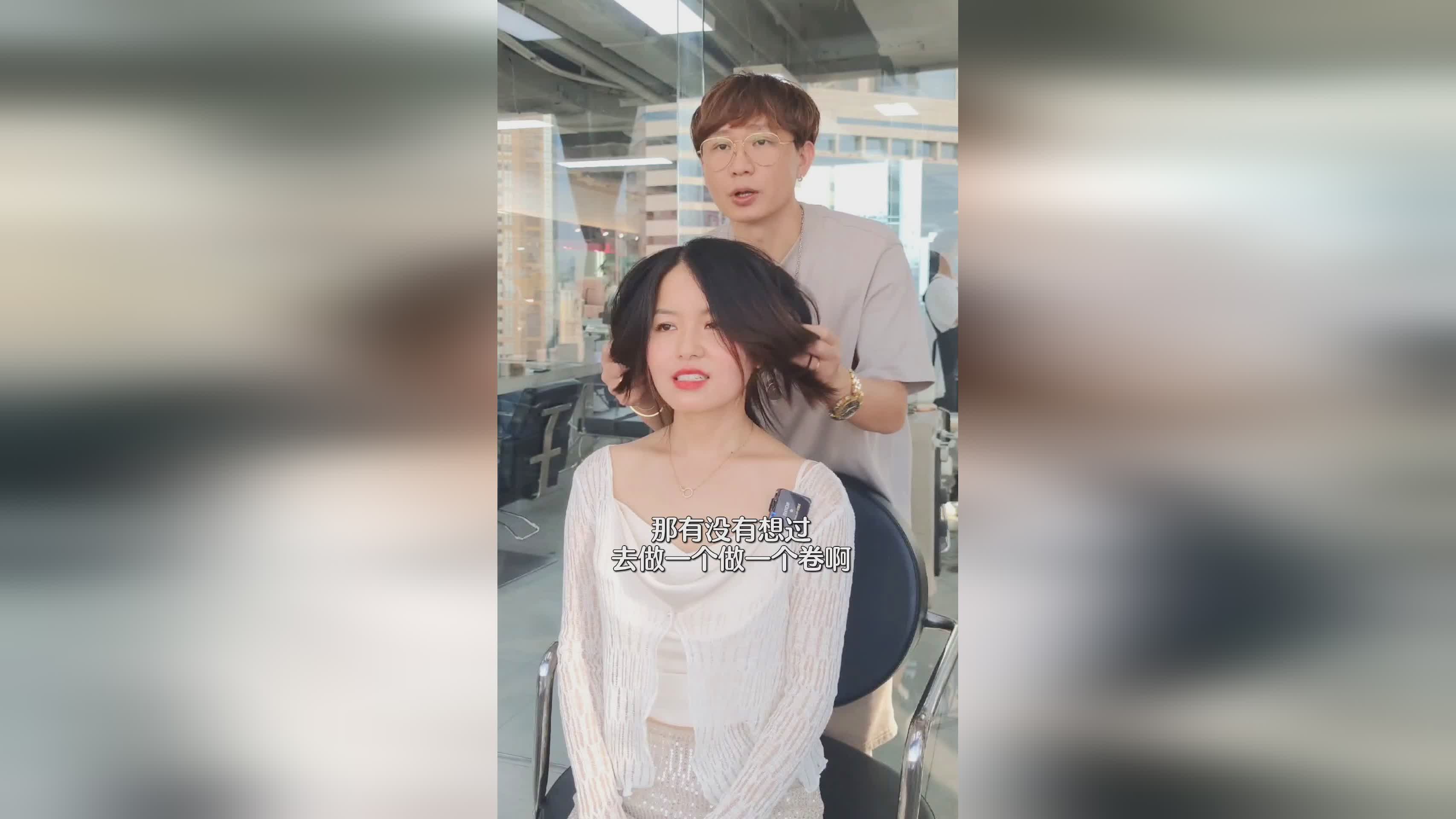 弗里斯_她是一个很有爱心的孩子，她经常和母亲聊一些关于社会问题的问题