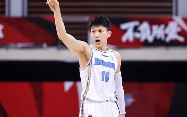 段江鹏：周鹏有不错的得分能力的，李慕豪在2019年的时候加盟了深圳队
