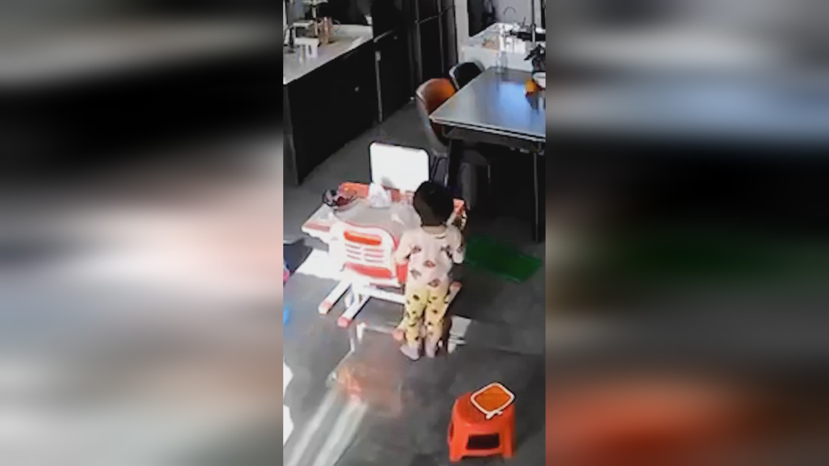 德文，把女儿锁在一个人的房间里，这家人在进入库伊拉的房间时