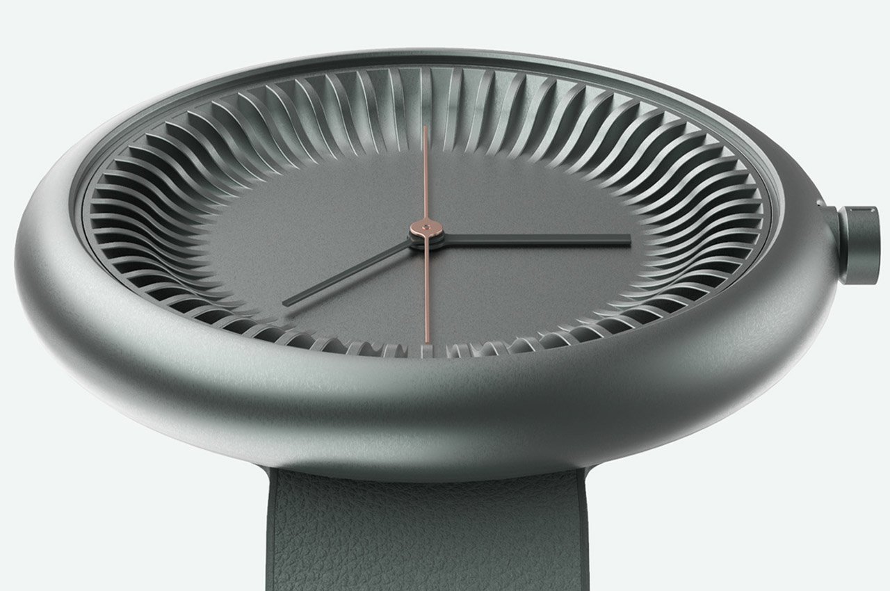奥尔马，这款手表采用的是一条方形的领口，是这种表款的性能做工精美的