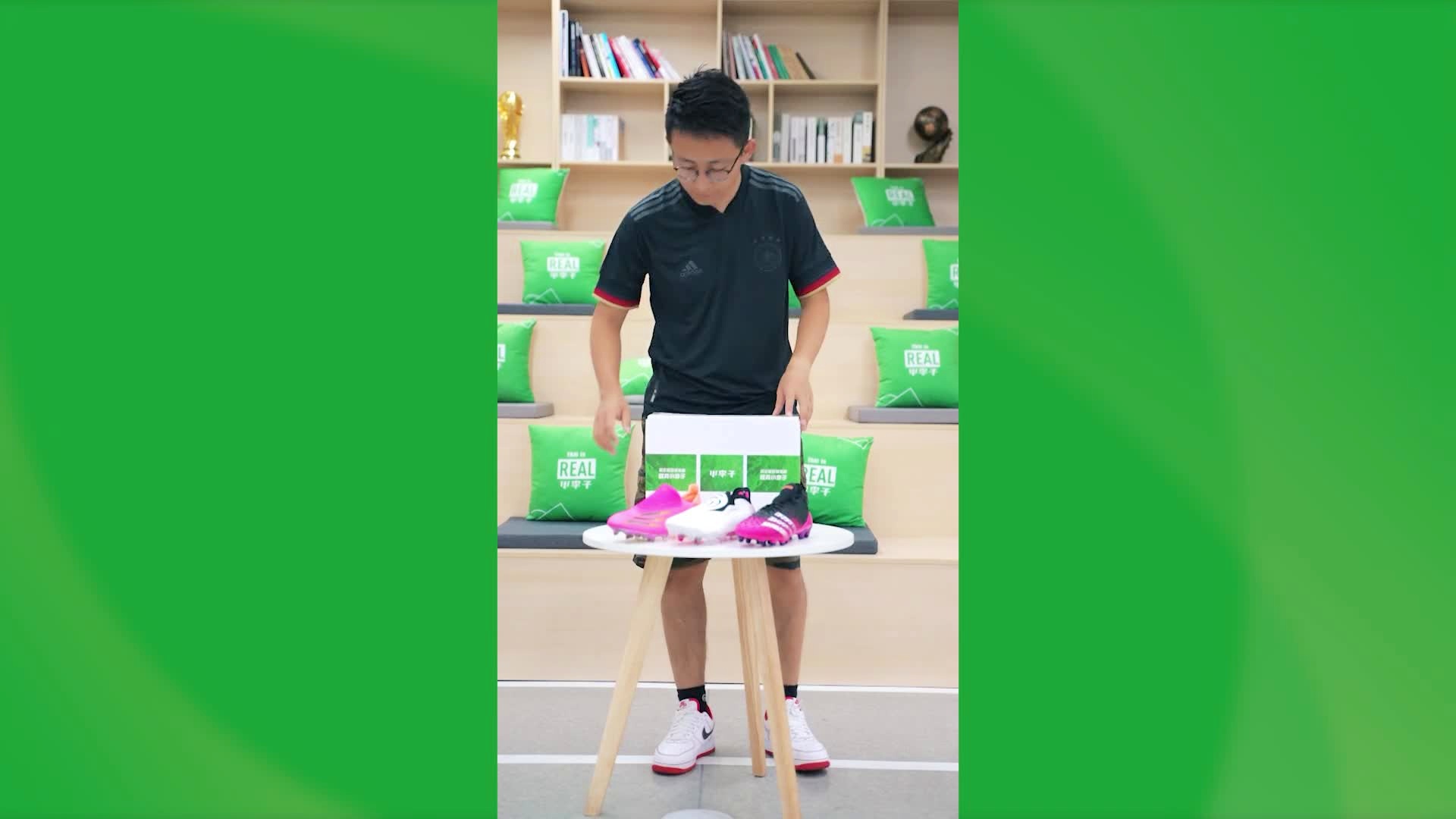t90足球鞋：当时的足球运动员是男性，是一款足够出彩的足球鞋
