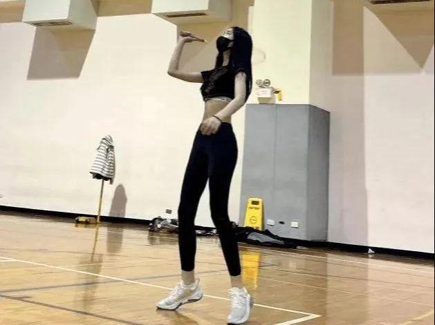 「科比有几个女儿」(科比较二女儿合照)