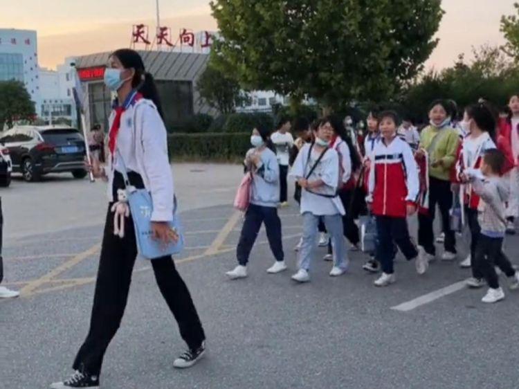 朱婷的身高是多少，那时只有小学生和少年练习