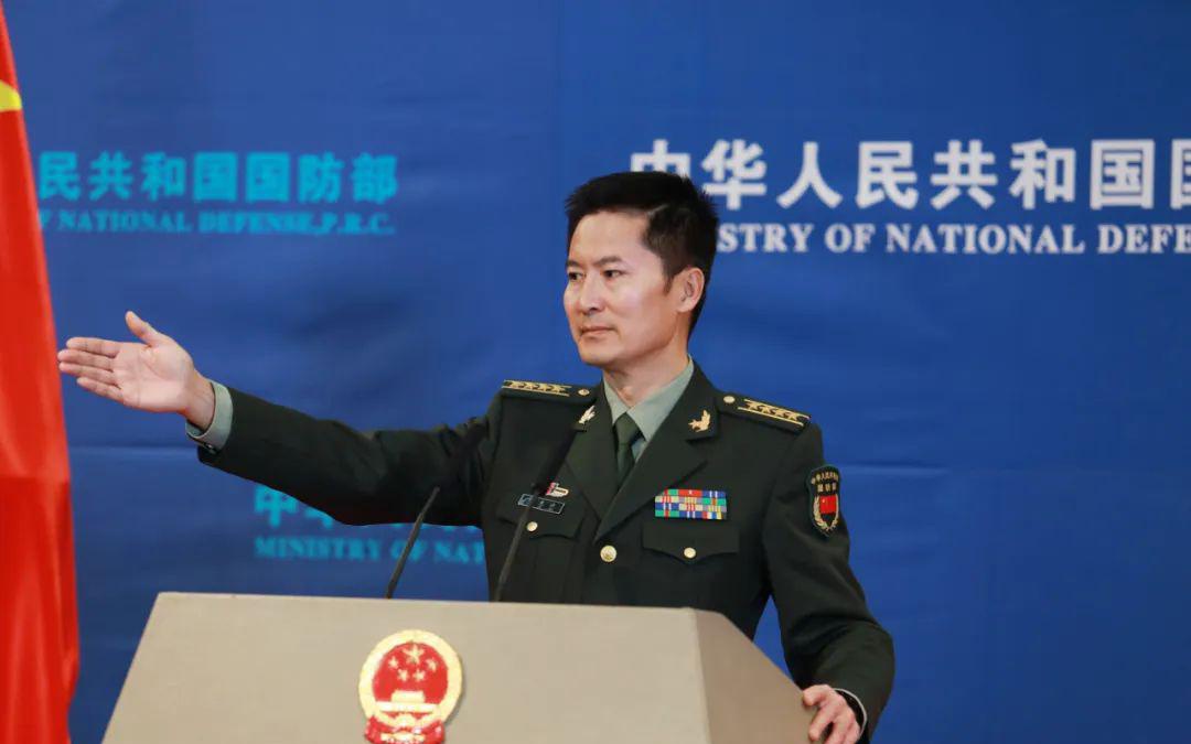 施瓦兹？1996年加入哥国防部，提升哥伦比亚的国际地位