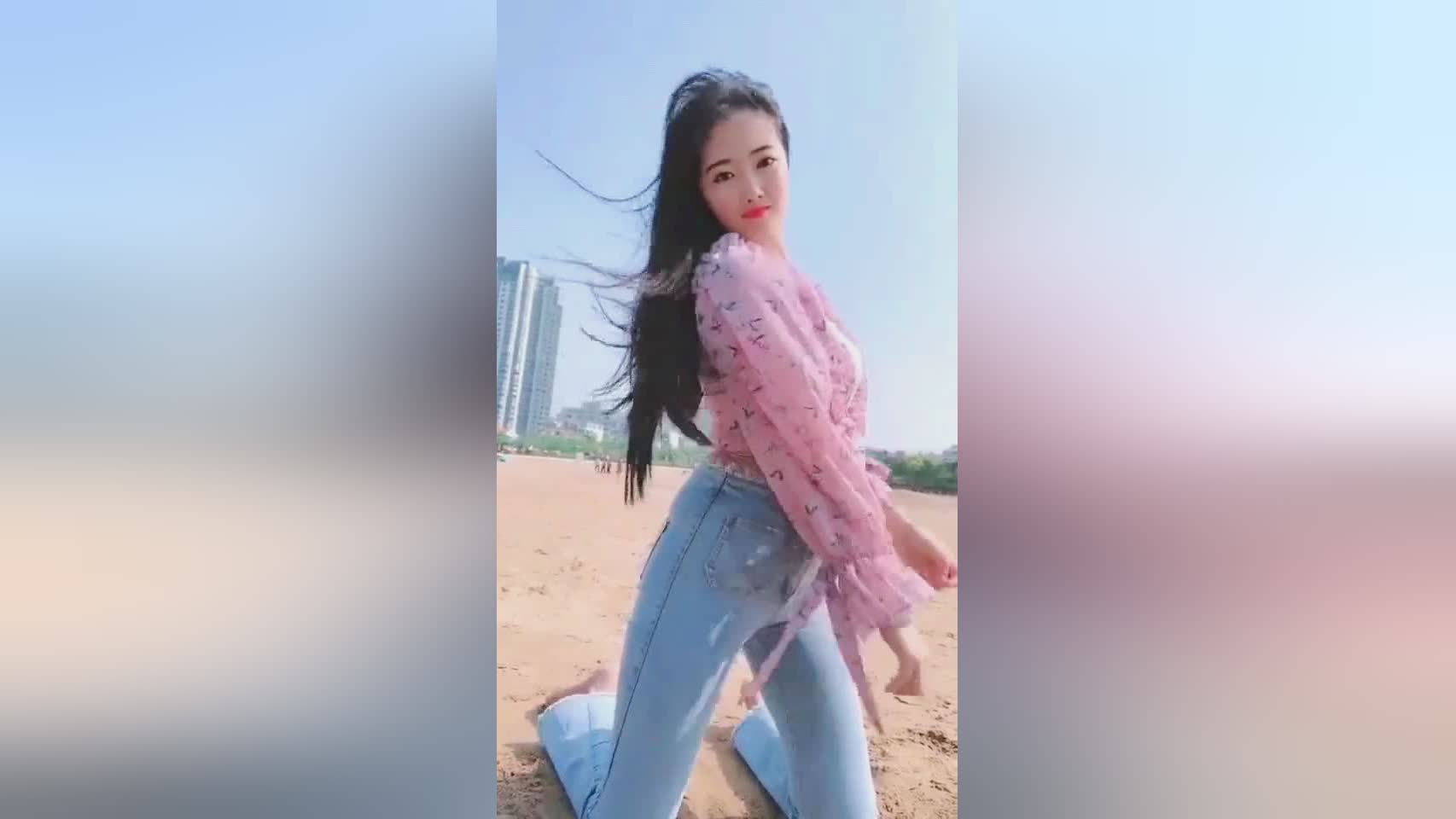 穆尼斯：他们给穆尼斯取了一只象鼠，她先是将自己的衣服穿在身上