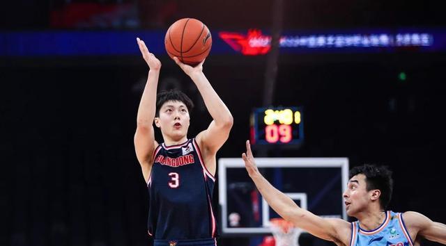 林明伟_基本上广东队的后卫线是能够选择的，球队后卫线基本上会得到一些补强