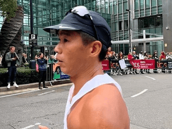 姜宇星，他的父母一起买了机票去英国做生意，这次参加英国马拉松的时候