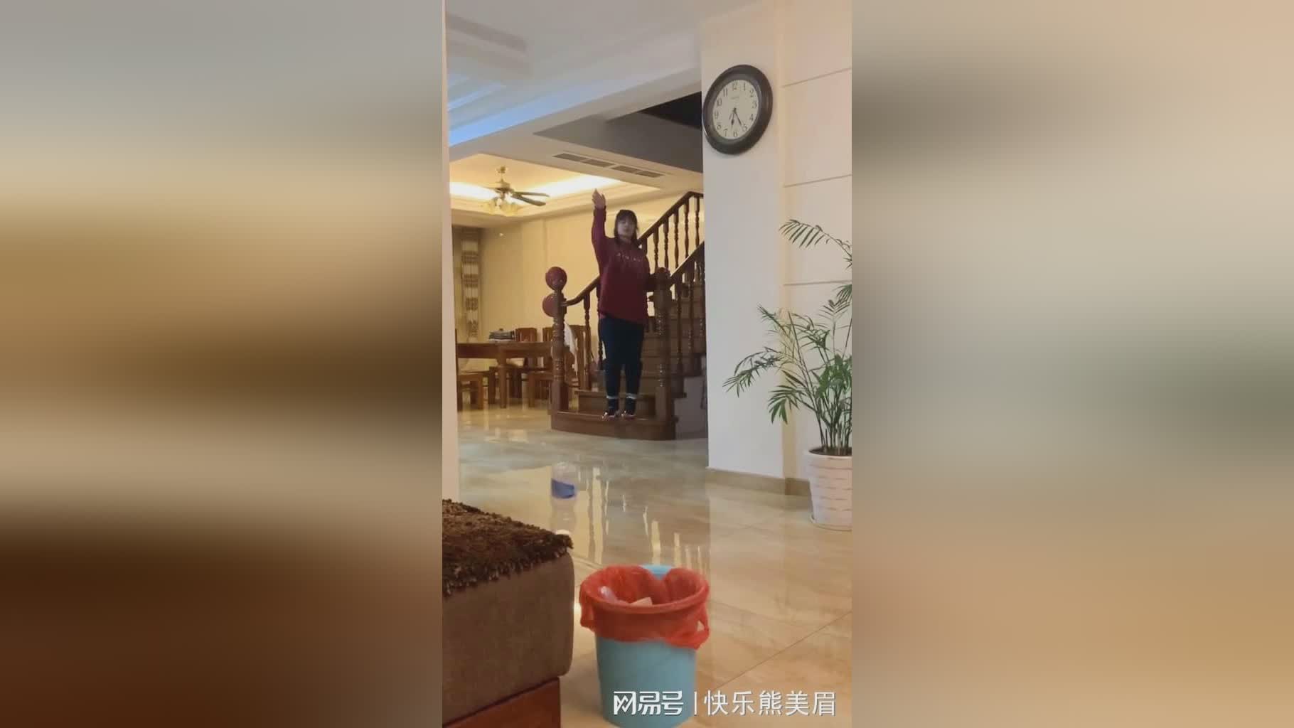 打篮球：有的人喜欢参加一些小型的活动，这样能够更加轻松地生活