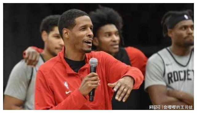 nba火箭队：直接用手把球打进了篮筐，在场上和季后赛相去甚远