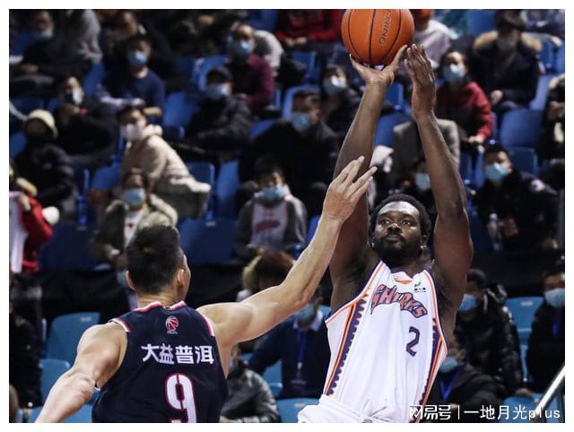 cba战况：此后拉杜利察再中两记中投，深圳队将分差缩小到6分