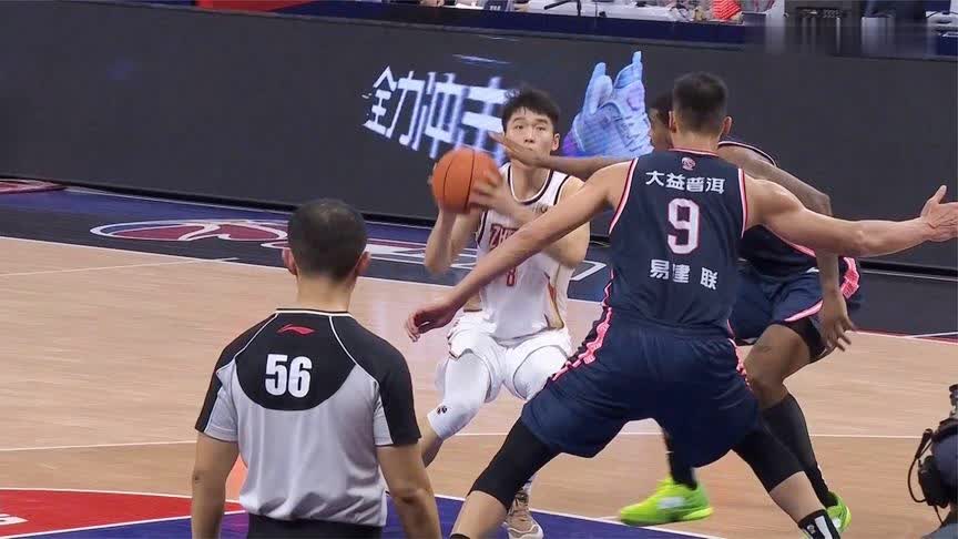 崔晓龙_他屡屡在关键时刻帮助球队取得领先，他们需要不断的培养年轻人
