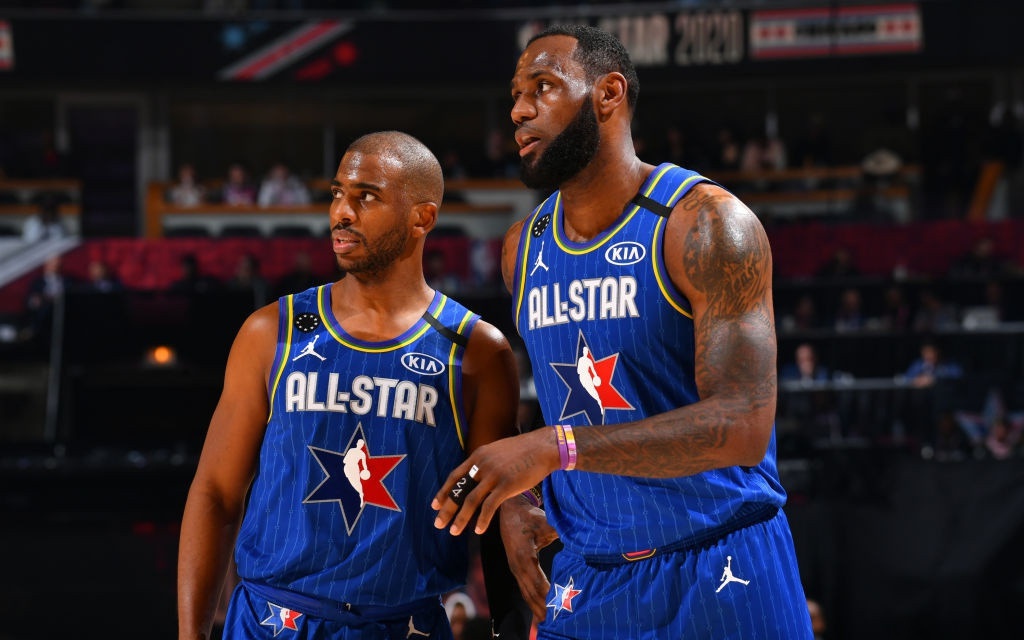 NBA全明星技巧挑战赛，球员侧身沿着一条直线进行投篮