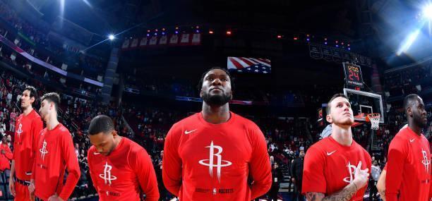 nba高清直播_导致火箭球迷不允许她讲话，现场看台上的一位女球迷