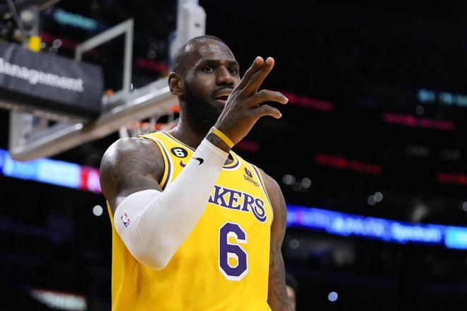 nba打架：我们再来看下面这个画面，导致詹姆斯在空中失去平衡