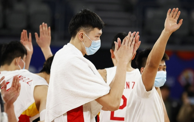 中国男篮热身赛直播_中国男篮的队长周鹏落选了