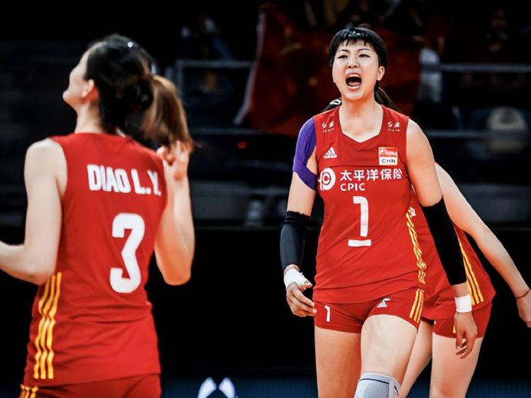 中国vs阿曼，中国女排将比分追至20，意大利队通过反击和扣球得分