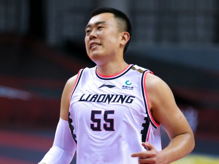 赵继伟复出，广东队连投带罚得到4分，李晓旭和韩德君分别篮下得分