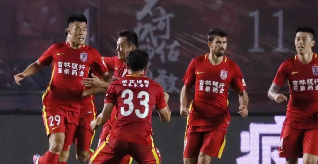 长春亚泰vs广州恒大_保利尼奥稍作调整后起脚打门