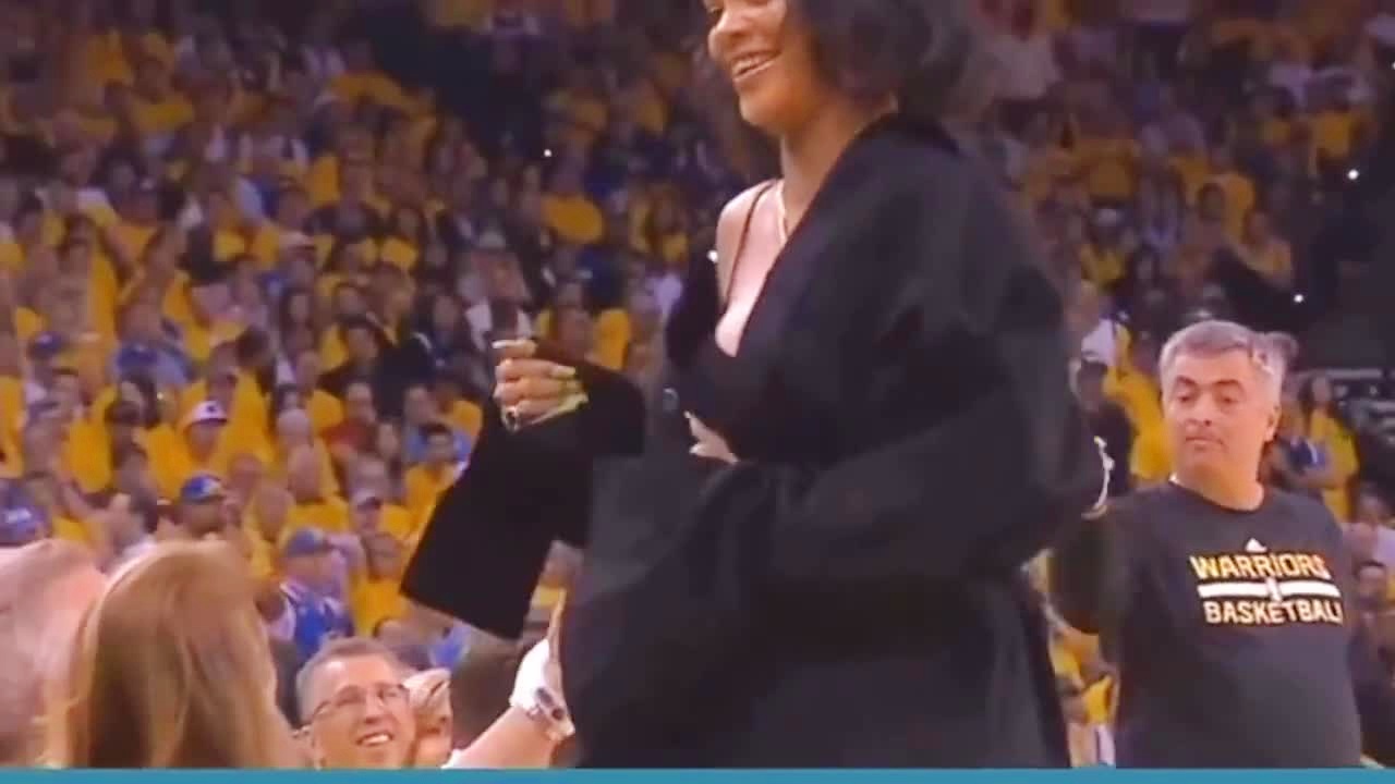 詹姆斯的老婆：詹姆斯的老婆蕾哈娜身材颜值都很高
