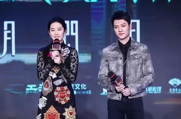 西女，当你穿着精致的连衣裙时，人自然是要依赖自己的身高