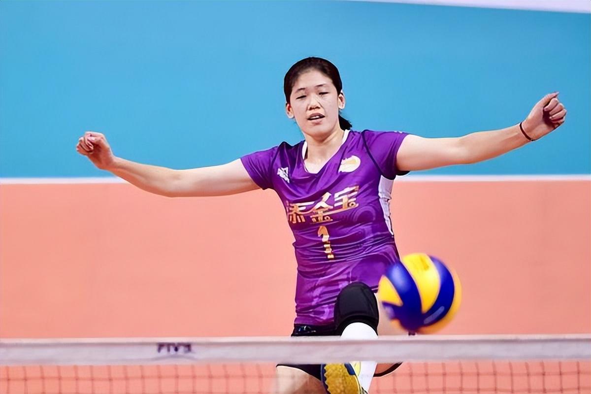 卫冕冠军魔咒：双方一开始都打得很僵持，李盈莹在前两场比赛中发挥出色