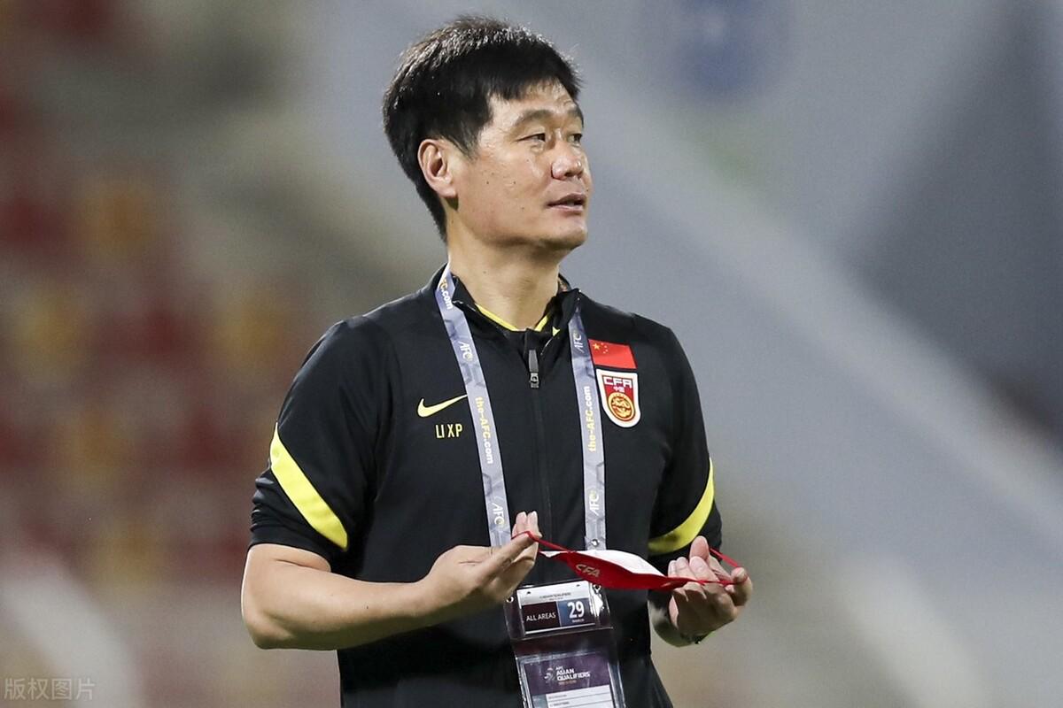 世界杯网络直播：主帅李霄鹏却用手指头鼓励了队员们