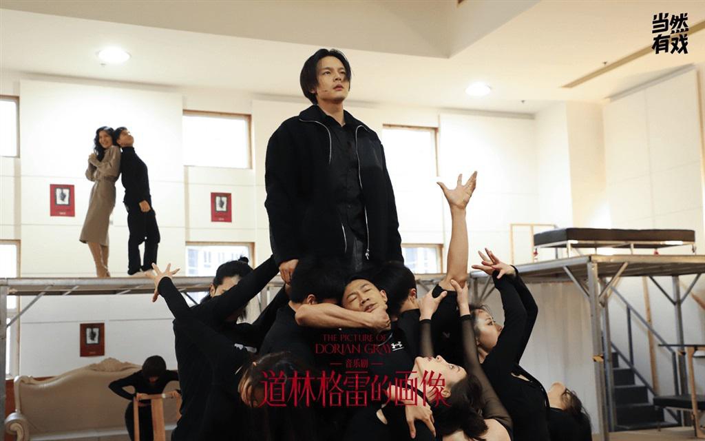 萨布丽娜？她原本应该是一名音乐剧演员，为这个困难重重的赛道努力