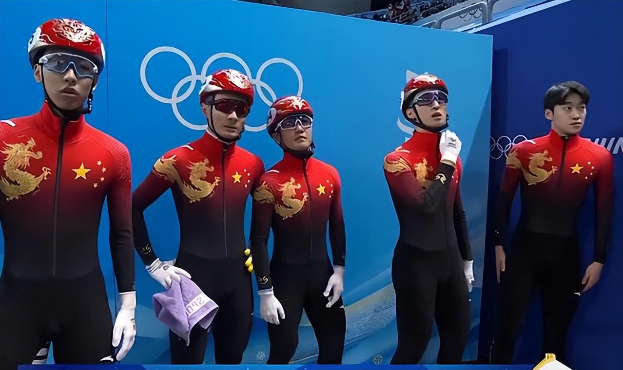 任茜？中国短道速滑队也开始进入了，11分02秒时就已经甩开对手3秒钟
