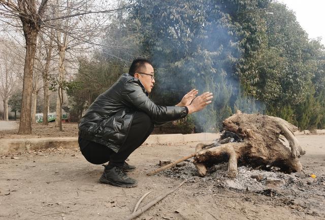 乔？凯蒂·赫尔姆斯穿着一件黑色的外套，她真的很爱和朋友在一起