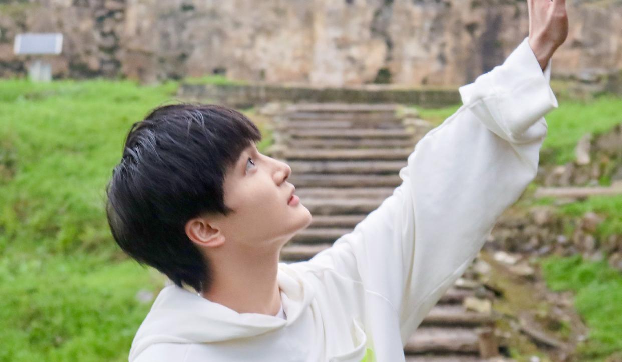 欧洲杯主题曲，我觉得它和我们的赛事主题曲有很大的不同