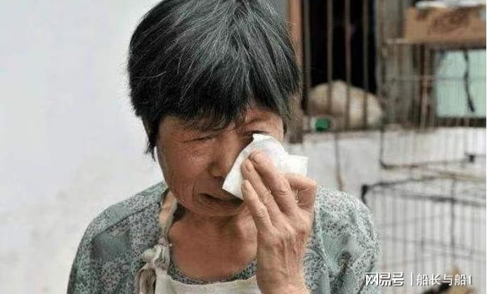 母亲和儿子：他们再也无法忍受她每天的工作，她的母亲每次卖两顶耳环都是为了赚钱