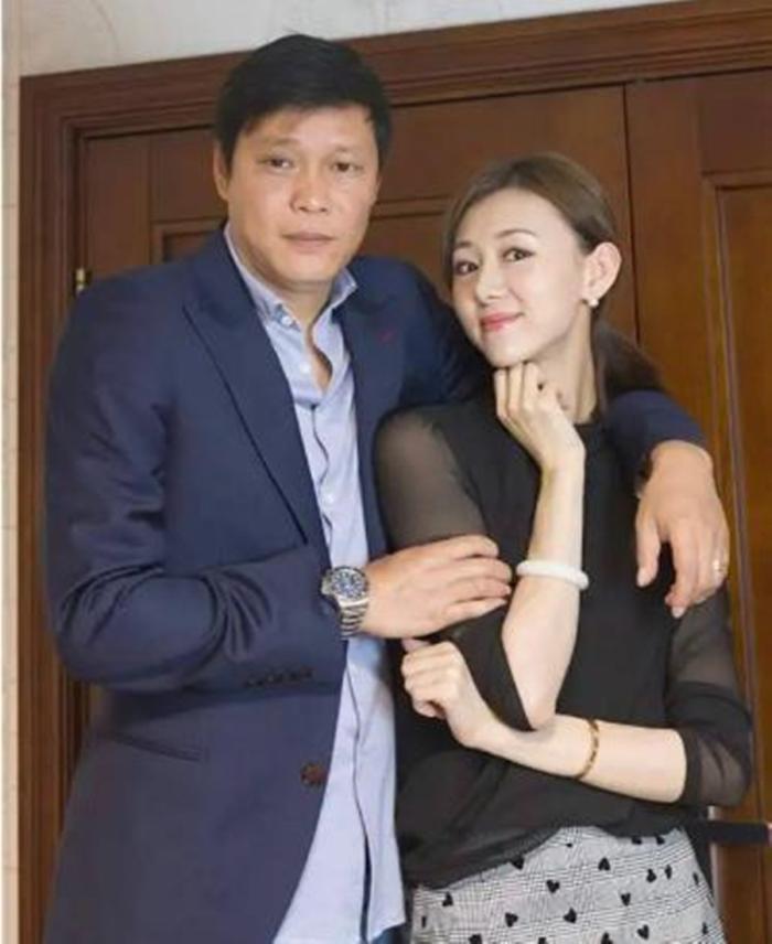 范志毅前妻李倩_她这个穿搭的风格选择比较宽松