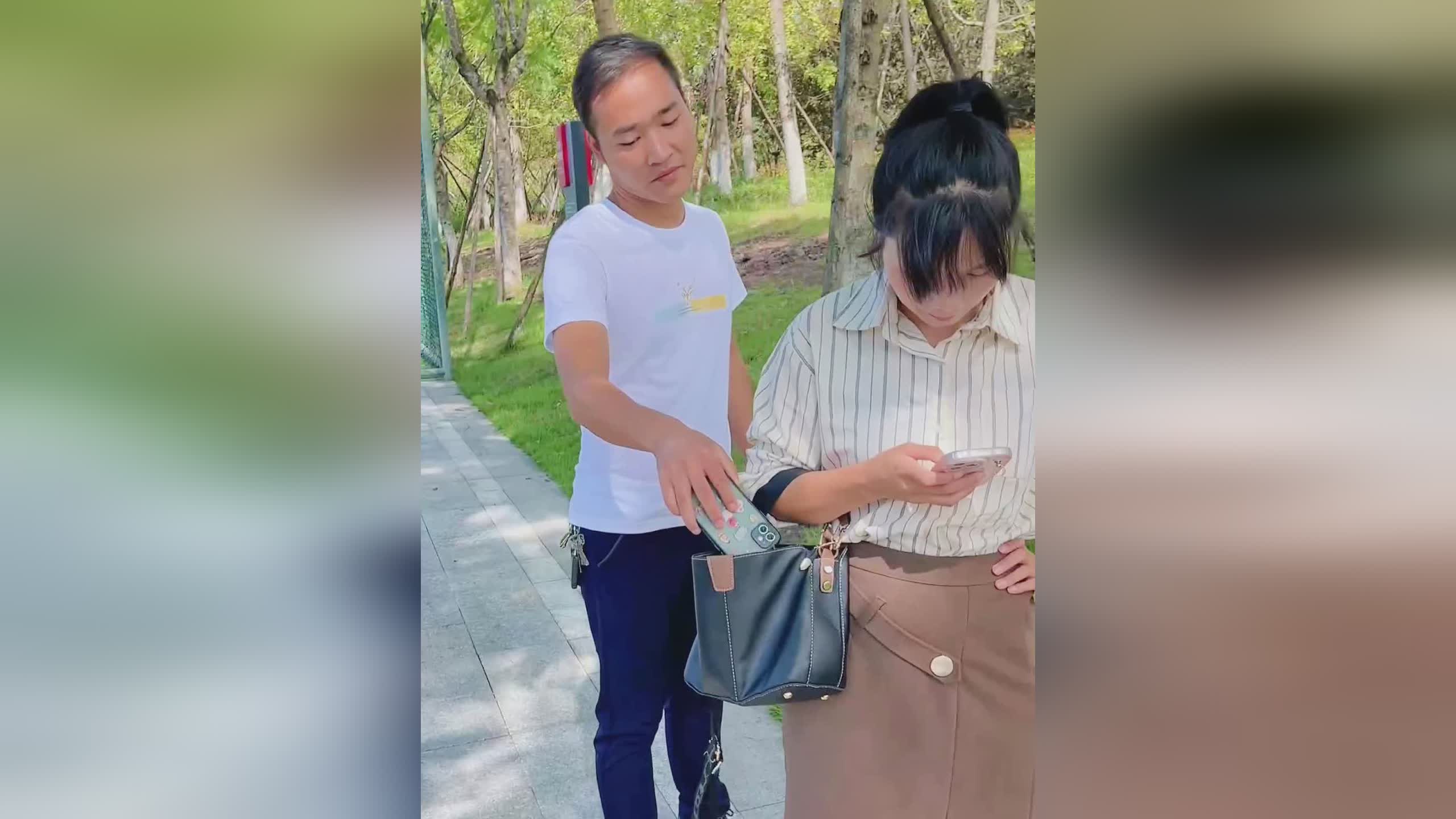 戴琳，结果尴尬的戴琳居然默默地在那里不露声色