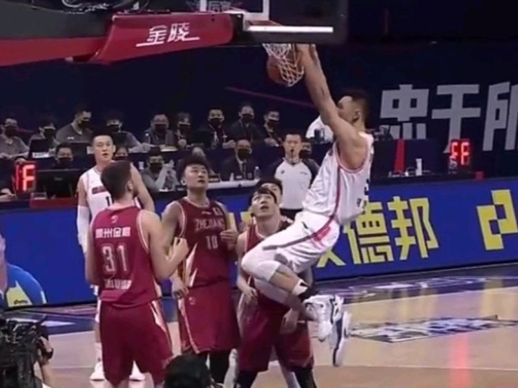 打手犯规_我没有被吹犯规就感到紧张，NBA是一个独立的职业体育联盟