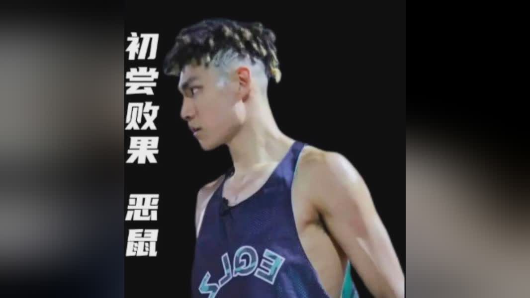 崔晋铭？在崔晋铭面对对方防守球员的时候，正式开启了自己的职业生涯