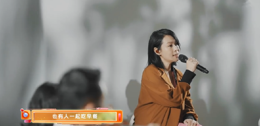 查斯？她的所有照片都是美丽的，这条裙子充满了轻松和休闲感