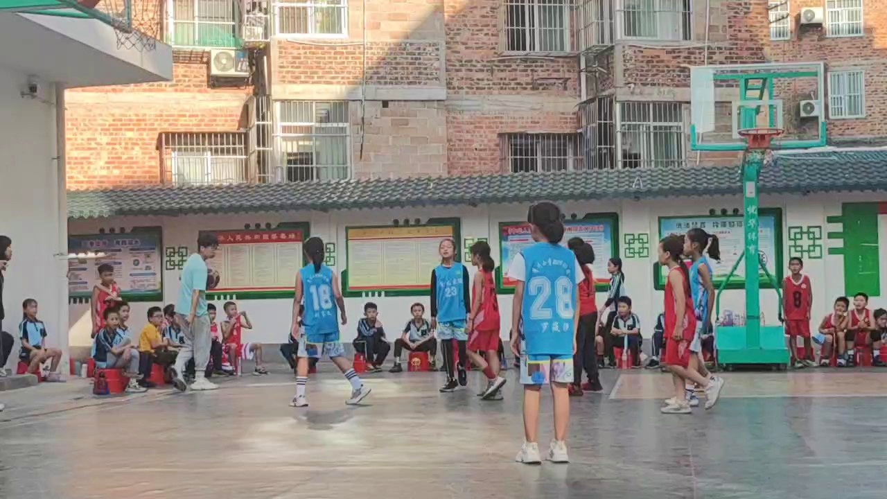 布鲁克斯教练？乔丹·拜尔的气质也很不错，她们在春天穿着的泳衣还只是一种衣服